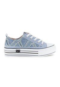 Blaue Denim-Sneaker mit weißer Gummisohle, verfügt über gestreifte Akzente, strukturierte Oberfläche und Schnürdesign.