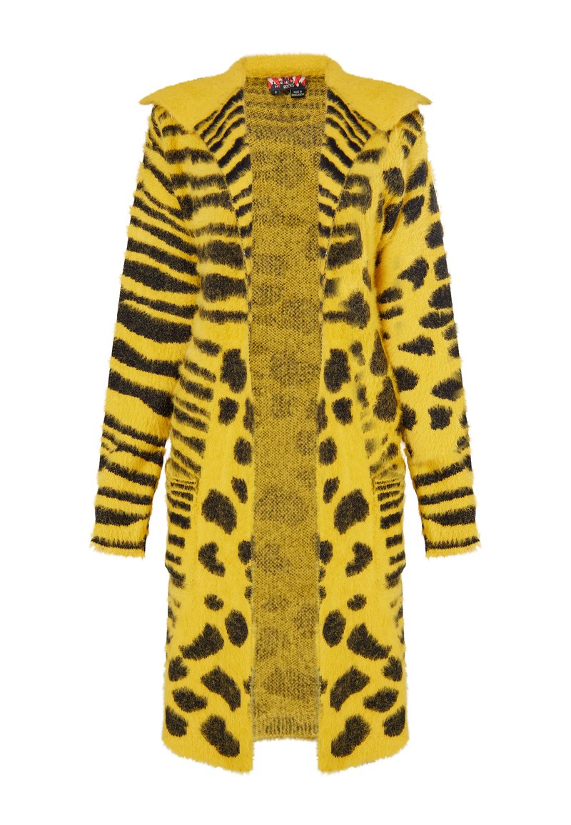 Gele nepbont lange cardigan met zwarte strepen en vlekken. Heeft een open voorkant, kraaghals en twee voorzakken.