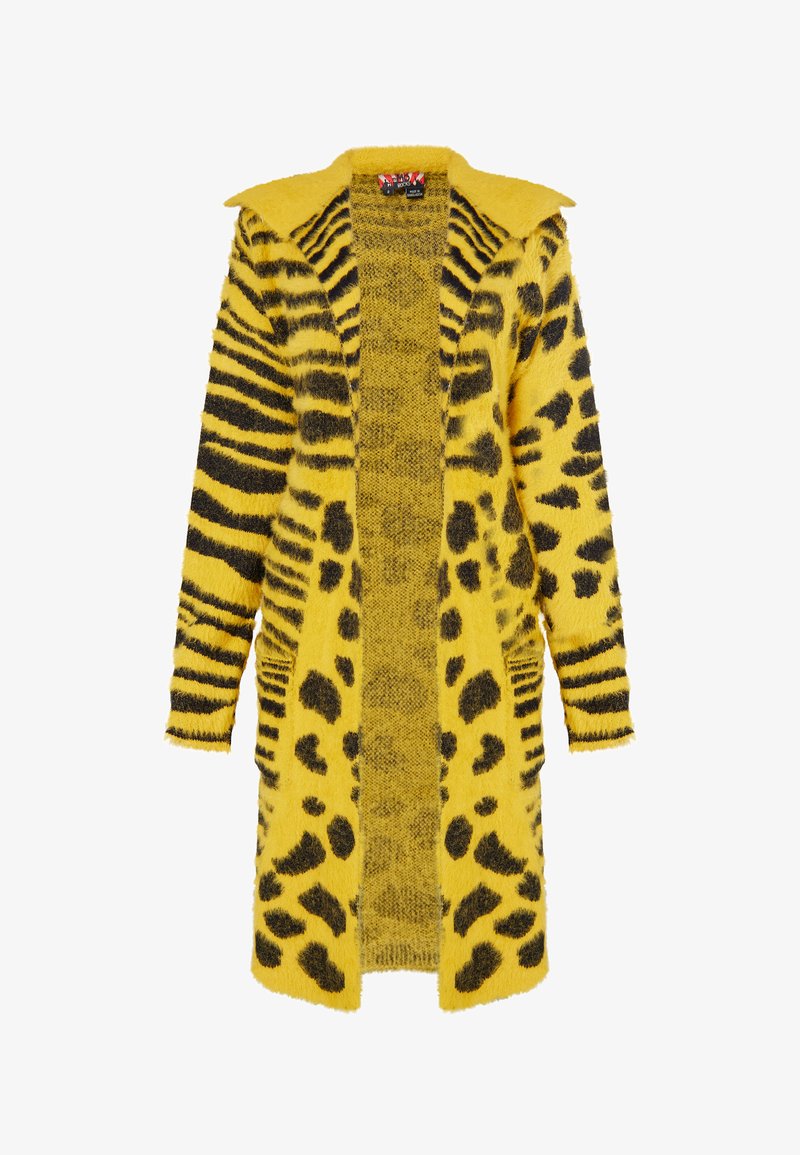 Sárga műszőrme hosszú kardigán fekete csíkokkal és foltokkal. Nyitott elülső résszel, galléros nyakkivágással és két elülső zsebével rendelkezik.