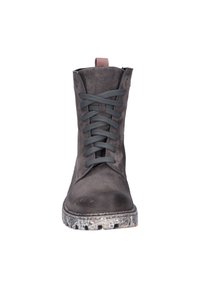 Graue Wildleder-Ankle-Boots mit grauen Schnürsenkeln, strukturiertem Obermaterial und einer robusten, mehrfarbigen Sohle. Verfügt über eine Schlaufe an der Rückseite für ein einfaches Anziehen.