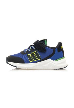Baskets de sport bleues et noires avec tige en mesh, accents jaunes, bande auto-agrippante et semelle blanche. Présentent des motifs texturés et un col rembourré.