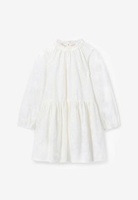 Robe blanche à manches longues avec taille froncée et col haut à volants, présentant un subtil motif jacquard floral sur un tissu léger.