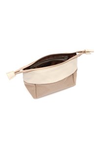 Funda con cremallera hecha de tela beige con una parte superior de cuero crema. Cuenta con un bolsillo interior y un acabado texturizado. Diseño compacto y funcional.