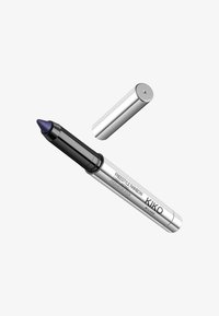 Lilla øyenskyggepinne med en spiss tupp, plassert i et sølvmetallisk hus. Lokket er sylinderformet og passer godt på pinnen.