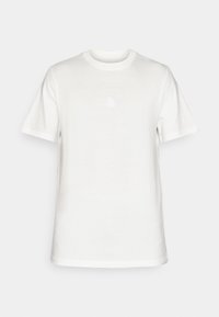 Hvit bomull T-skjorte med rund hals. Har en liten, preget logo i hvitt på brystet. Korte ermer og rett snitt.