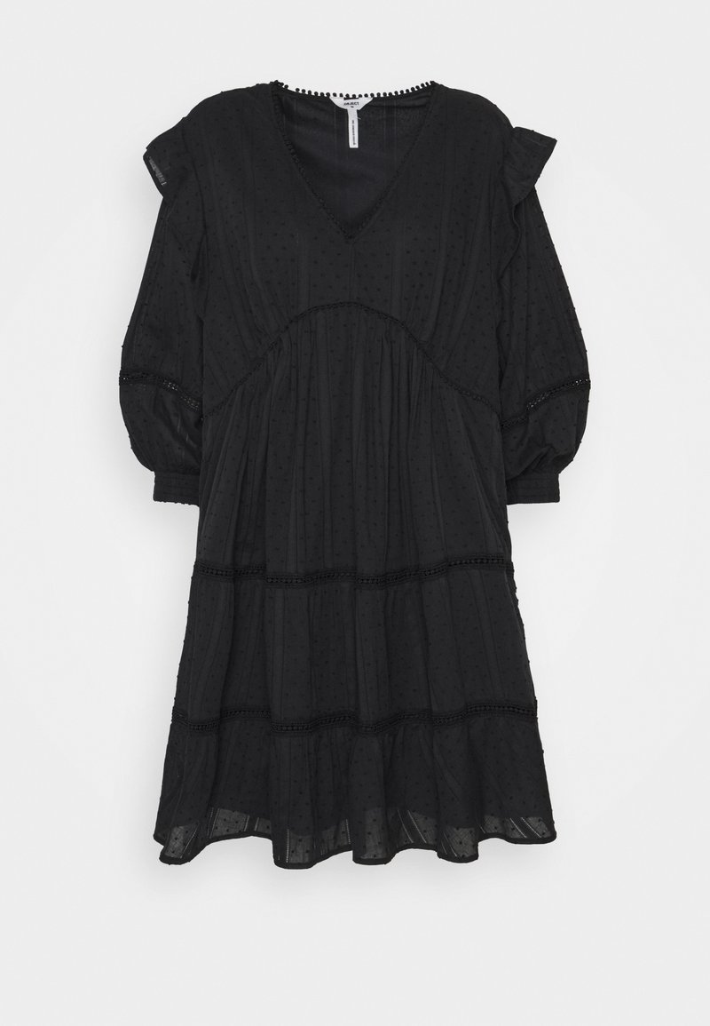Robe noire longueur genou avec col en V, manches bouffantes trois-quarts, délicats ornements en dentelle et motif à pois subtil.