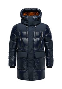 Laivastonsininen täytetty takki, joka on kiiltävä, korkealla kauluksella ja säädettävillä nyöreillä. Varustettu kahdella vetoketjullisella rintataskulla ja etuosan läpällä.