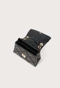 Czarna pikowana torebka wykonana ze skóry. Posiada złote elementy metalowe, magnetyczne zapięcie oraz otwarte wnętrze z jedną główną przegrodą i przegródką.