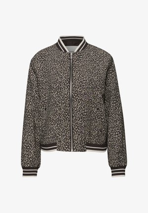 Kurtka typu bomber w panterkę z czarno-białym prążkowanym ściągaczem na kołnierzu, mankietach i dole, zapinana na zamek z przodu.