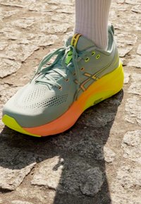 ASICS GEL-KAYANO 31 PARIS - Zapatillas running asfalto - light celadon/safety yellow