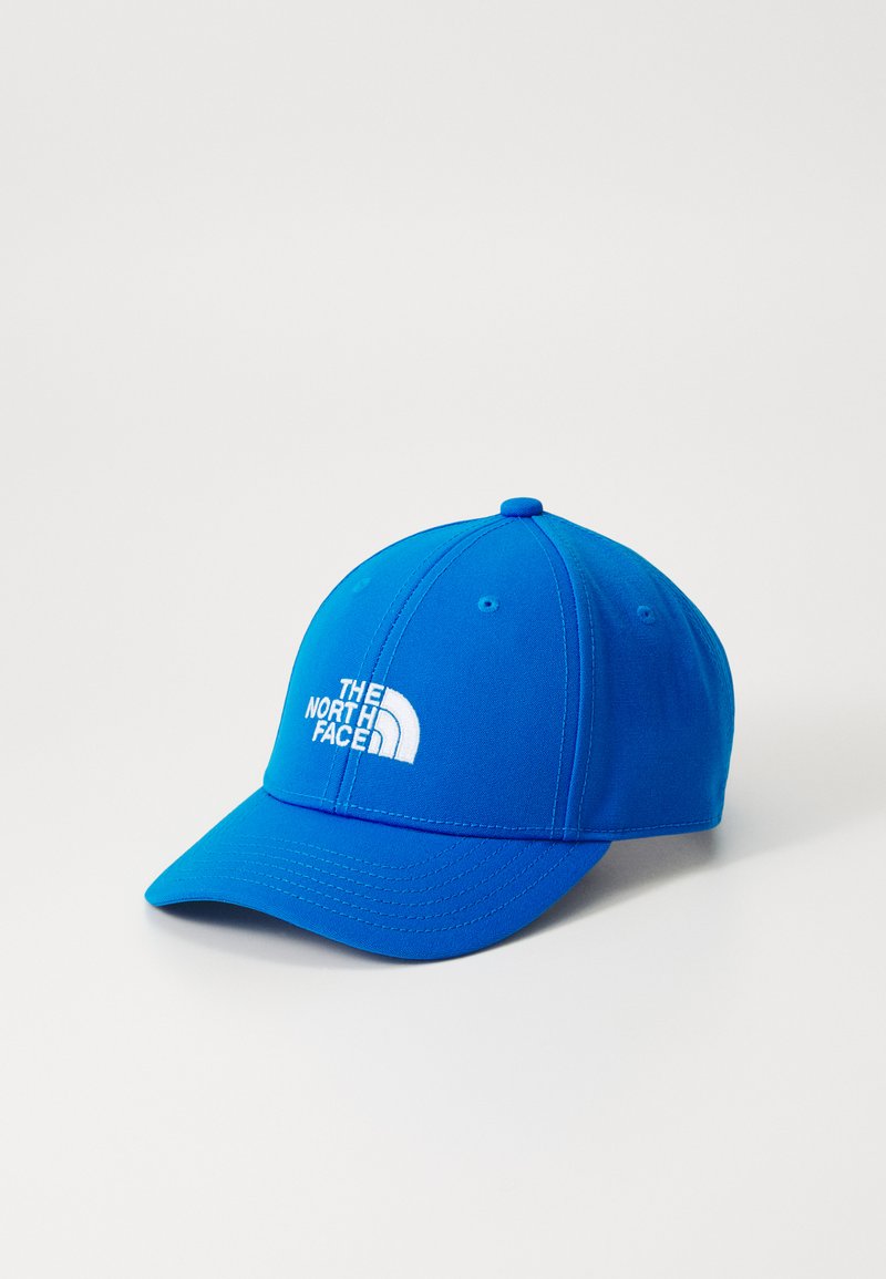 Modrá basebalová čiapka vyrobená z látky, s zakriveným okrajom a vyšívaným bielym logom s nápisom "THE NORTH FACE" na prednej strane.