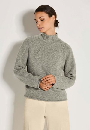 Hellgrauer, gestrickter Pullover mit hohem rippenbesetzten Kragen, Raglanärmeln und einem leicht verkürzten Saum. Weiche Textur mit einer lässigen Passform.
