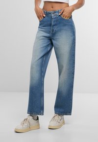 Gaiši zili platleņķa džinsi, kas izgatavoti no denim, ar augstu vidukli, priekšējām kabatām un izgaismotu mazgāšanu ar gludu tekstūru.