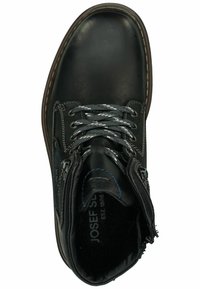 Bota de cuero negra con cordones grises, costuras azules en contraste, punta redonda y cuello acolchado. Detalle de cremallera en el lado para un acceso fácil.