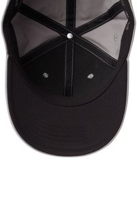 Binnenkant van een zwarte baseballcap met een gestructureerde stof, een kruissteekontwerp en zes ventilatiegaten met grijze accenten.