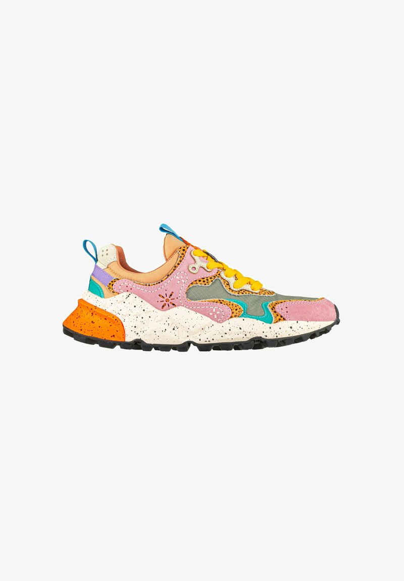 Sneaker mit einem mehrfarbigen Obermaterial, das rosa, orange, grün und gelbe Akzente aufweist, einer gesprenkelten weißen Sohle und markanten strukturierten Details.