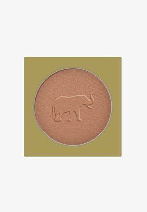 Puuterimainen meikki pyöreässä pannussa, jonka pinnassa on kohokuvioitu norsun kuva, asetettuna neliönmuotoiseen oliivinvihreään koteloon.