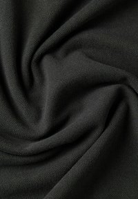 Tessuto nero con texture, dall'aspetto liscio e intrecciato, che mostra una sottile lucentezza e una caduta morbida e flessibile.