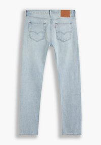 Jeans de mezclilla de color azul claro con corte recto, que cuentan con dos bolsillos traseros, costuras visibles y una etiqueta de cuero marrón en la cintura.