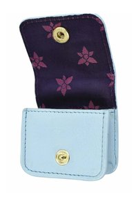 Lichtblauwe leren portemonnee met een drukknoopsluiting, met een donkerpaarse binnenkant bekleed met een bloemmotief in het roze. Compact ontwerp en textuur.