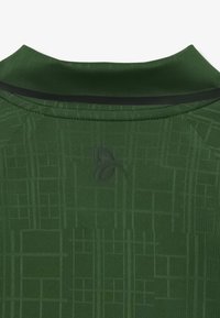 Maglietta sportiva verde scuro sul retro con logo astratto in rilievo e sottile motivo a griglia geometrica sotto la texture del tessuto.