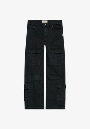 Pantaloni cargo neri a gamba larga con multiple grandi tasche con pattina e chiusura con bottone metallico in vita.