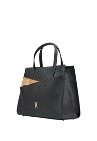 Borsa tote in pelle nera testurizzata con due manici e un logo dorato, che tiene un portafoglio beige con motivo mappa nella tasca frontale.