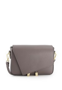 Grå læder crossbody taske med en struktureret overflade, fold-over klap, detaljer i guld og en aftagelig rem.