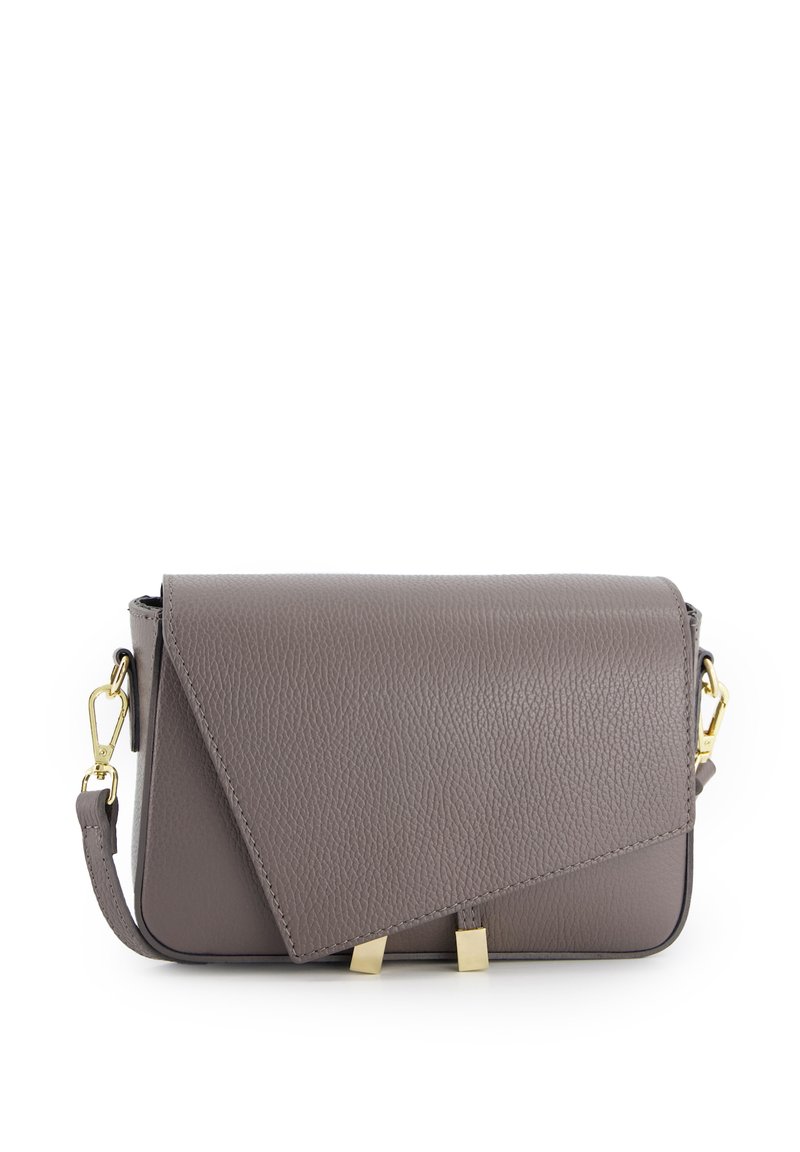 Grå læder crossbody taske med en struktureret overflade, fold-over klap, detaljer i guld og en aftagelig rem.