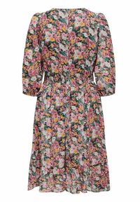 Vestido midi floral con flores rosas, amarillas y verdes, mangas de tres cuartos con volumen, cintura elástica y dobladillo con volantes, visto desde la parte trasera.