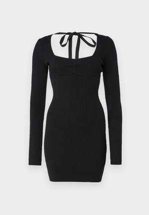 Rochie neagră cu mâneci lungi, cu un guler pătrat și detalii cu fundă la spate. Siluetă ajustată și material texturat care îi îmbunătățește structura.