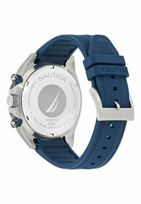 Nautica pulkstenis ar nerūsējošā tērauda korpusu un zilu silikona siksniņu. Iespējas ietver apaļu seju un ūdens izturību līdz 100 metriem.