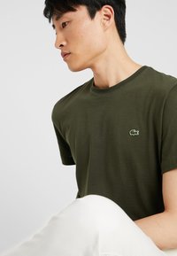 Lacoste T-shirt básica - baobab