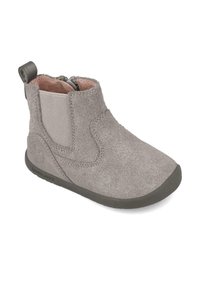 Stivale alla caviglia in suede grigio con pannelli elastici laterali, punta arrotondata e superficie texturizzata. Include un'etichetta di estrazione e una suola in gomma per una migliore aderenza.