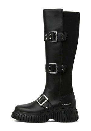 Botte noire montante jusqu’au genou avec une semelle épaisse et rainurée, dotée de trois boucles argentées, avec le logo Karl Lagerfeld sur le côté du talon.