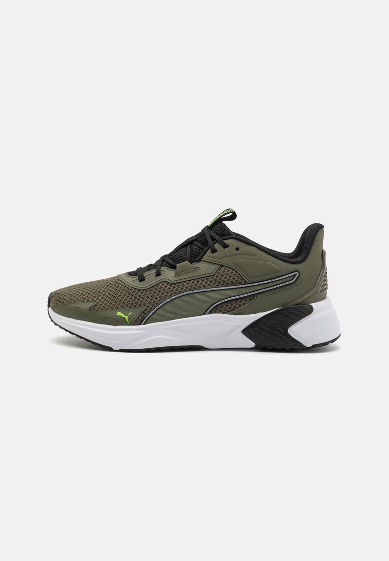 Baskets de sport en maille verte avec des accents noirs, une semelle intermédiaire blanche, une surface texturée, des lacets noirs et un détail de logo sur le côté.