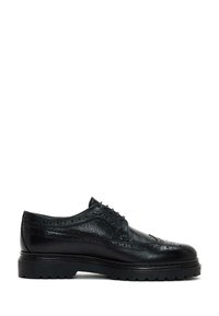 Zwarte leren dress shoe met een gestructureerde bovenkant, brogue-details langs de randen en een stevige rubberen zool. Klassiek veterschoen ontwerp.
