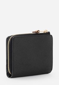 Portafoglio nero con cerniera, realizzato in materiale testurizzato, caratterizzato da una cerniera dorata e un design rettangolare sottile con bordi arrotondati.