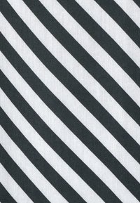 Černobílá pruhovaná látka s diagonálními pruhy, vyznačující se hladkým povrchem a rovnoměrným vzorem. Pruhy se střídají mezi silnou černou a bílou.
