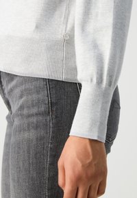 Scotch & Soda CORE V NECK RELAXED  - Strikkegenser - light grey melange