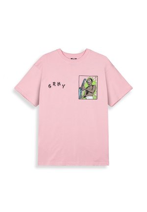 Lyserød kortærmet t-shirt med sort "GRMY" tekst og en tegneserie af en mandsfigur uden skjorte, der spiller saxofon omgivet af grønne flammer på brystet.