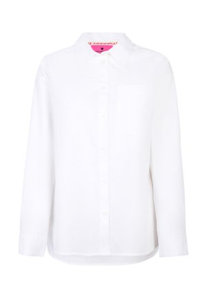 Langärmliges weißes Hemd aus Baumwolle mit einem Button-Down-Kragen, einer Brusttasche und pinker Markenbezeichnung am inneren Kragen.