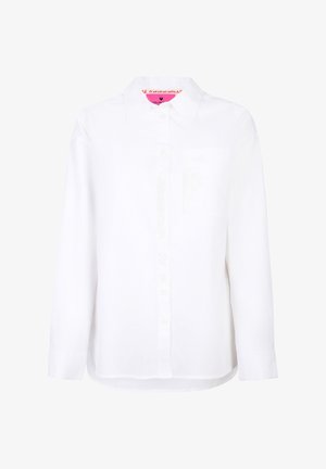 Langärmliges weißes Hemd aus Baumwolle mit einem Button-Down-Kragen, einer Brusttasche und pinker Markenbezeichnung am inneren Kragen.
