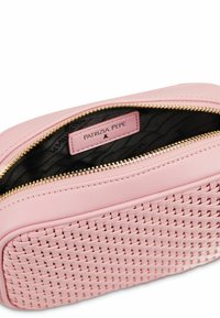 Rosa Lederhandtasche mit geflochtenem Muster, goldfarbenem Reißverschluss und schwarfem Innenfutter mit einem Etikett mit dem Aufdruck "PATRIZIA PEPE."