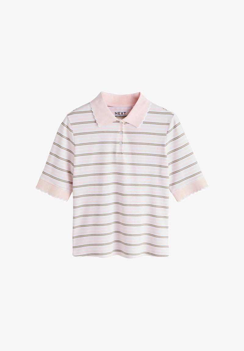 Polo à manches courtes rose clair avec fines rayures horizontales marron et blanches, col et poignets crantés, patte à trois boutons.