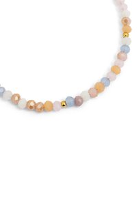 Collar de cuentas multicolores con cuentas redondas y facetadas en tonos pastel de rosa, azul, blanco y naranja, adornado con una cuenta dorada.