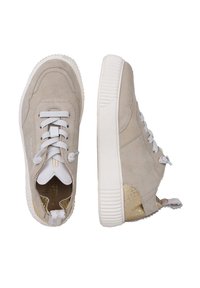 Beżowe zamszowe sneakersy z białymi sznurowadłami i grubymi, białymi, teksturowanymi podeszwami, z złotym wzorem na pięcie i pętelce z tyłu.