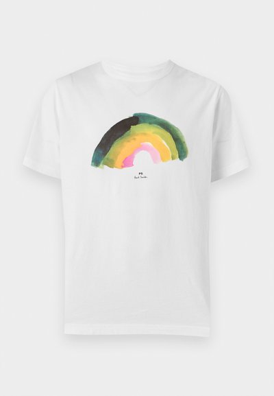 Λευκό T-shirt με κοντά μανίκια και ουράνιο τόξο σε υδατογραφικό στυλ σε τόνους πράσινο, κίτρινο και ροζ στο κέντρο του στήθους.