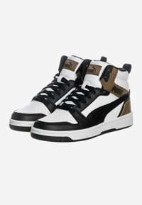 Sneakers high-top in pelle nera, bianca e marrone con punta perforata, colletto imbottito e dettagli del logo Puma ben visibili.