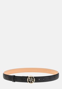 Cinturón de cuero negro con un acabado texturizado, una hebilla circular en tono dorado con un logotipo y un forro interior suave.